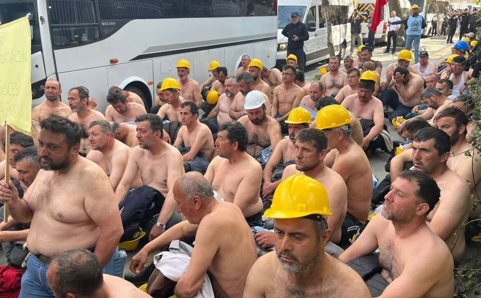 Bakanlık önünde soyunan madenciler açlık grevine başladı