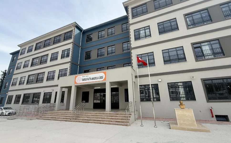 Mersin'de okula tabancayla gelen lise öğrencisi gözaltına alındı