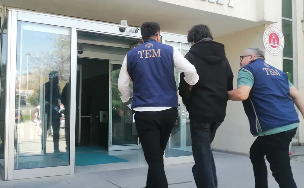 İzmir’de okula saldırı hazırlığında oldukları iddiasıyla 8 öğrenci gözaltına alındı!