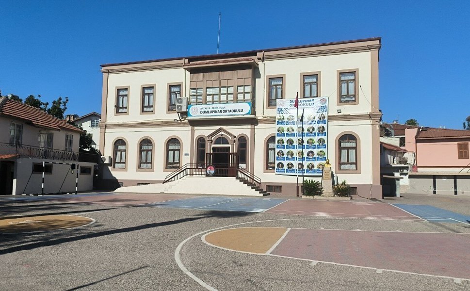 Okulu basan veliden öğretmene bıçaklı saldırı!