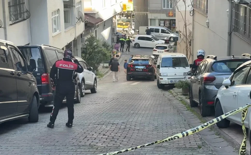 Öğrenciler okul polisine saldırdı: Ateş açan polis, berberi vurdu!