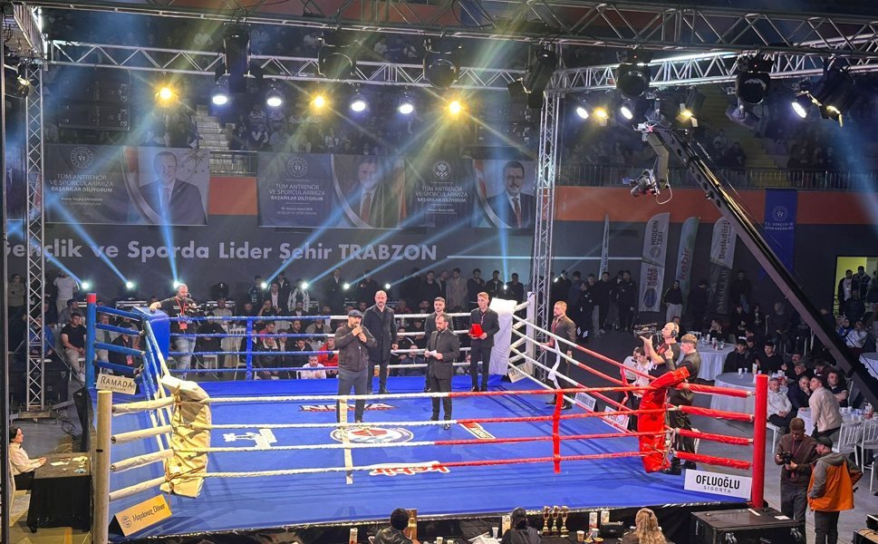 Trabzon’daki boks maçında seyirciler ringe çıkıp boksörleri dövdü!