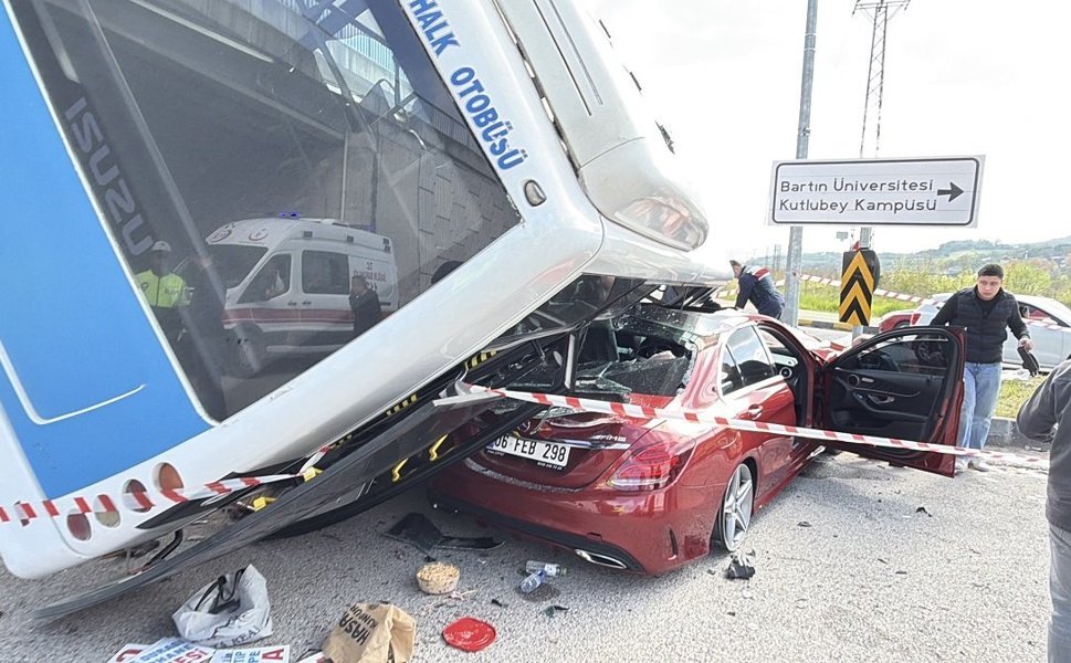 Öğrencileri taşıyan otobüs, otomobilin üzerine devrildi: 46 yaralı