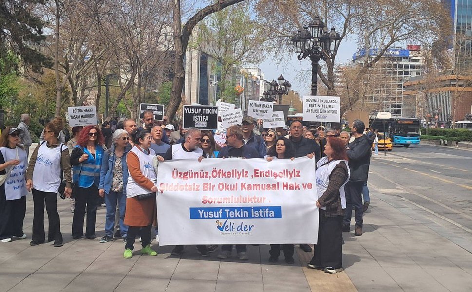 Ankara’da veliler MEB önünde eylem yaptı: ‘Yusuf Tekin istifa!'