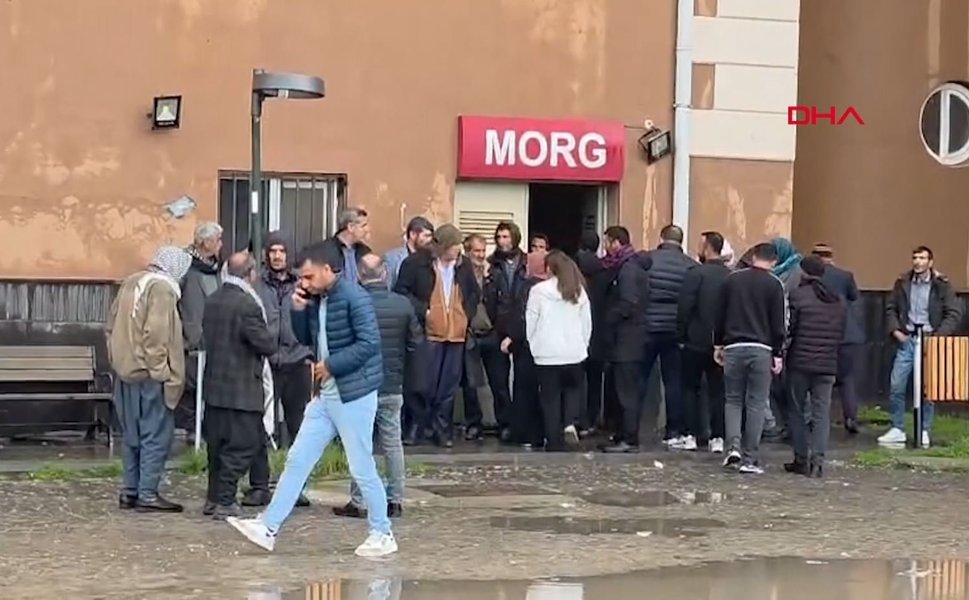 Okulun bahçesine yıldırım düştü; 2 çocuk öldü