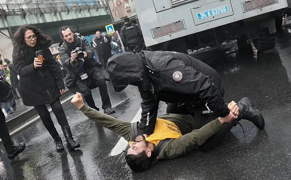 İstanbul Valiliği açıkladı: Taksim Meydanı’na çıkmak isteyen 575 yurttaş gözaltına alındı