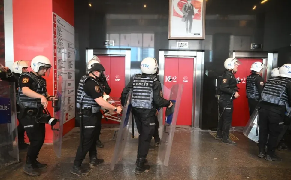 Polis, CHP Genel Merkezi'ne böyle girdi!