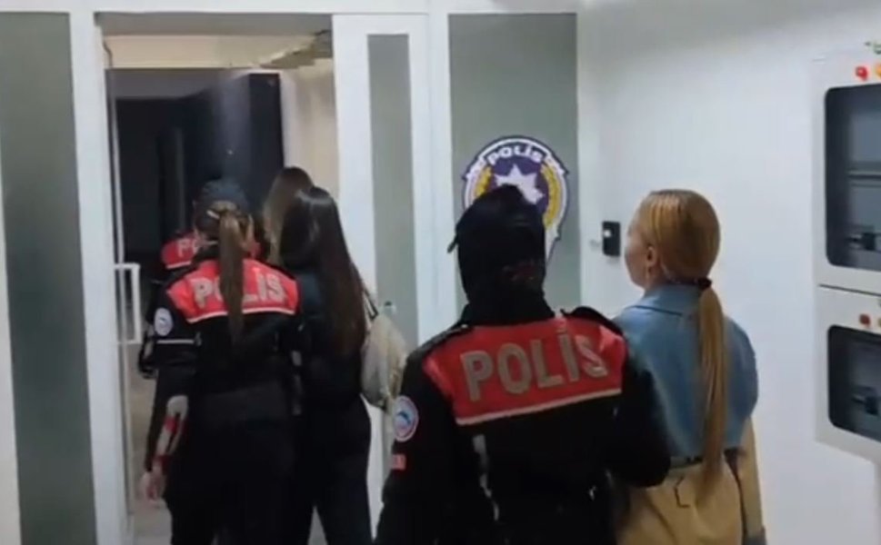 Ankara'da eğlence mekanlarına operasyon: 47 yabancı uyruklu kadın sınır dışı edildi