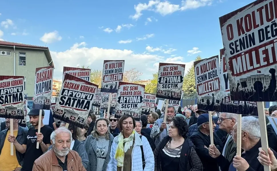 Afyonlular, Burcu Köksal'a belediye önünden seslendi: 'O koltuk senin değil milletin'