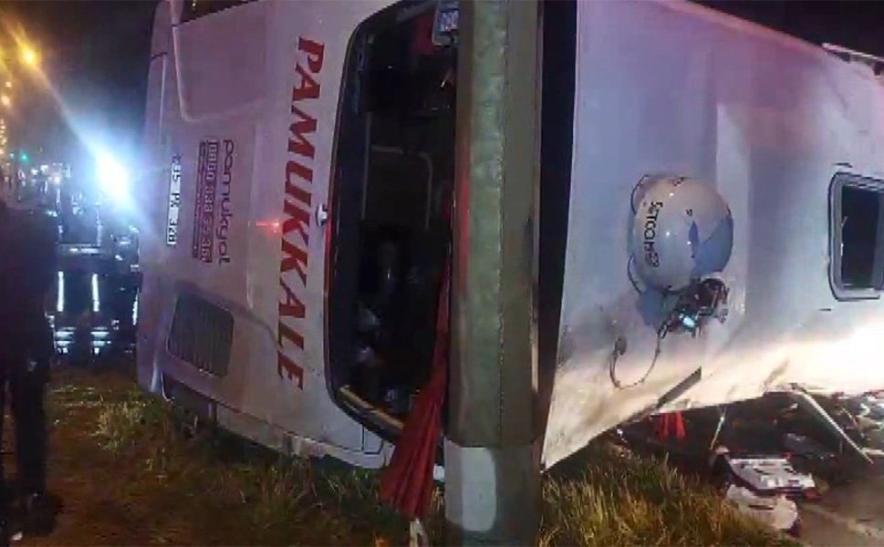 Balıkesir'de yolcu otobüsü devrildi; 3 ölü, 30 yaralı