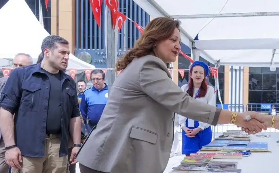 AK Parti’ye geçen Burcu Köksal sokağa ‘korumalarla’ çıktı!