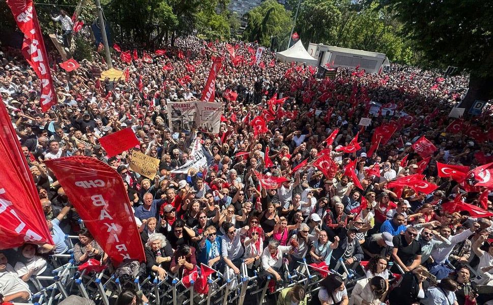 Özgür Özel’in çağrısı sonrası Güvenpark’ta yoğun katılım