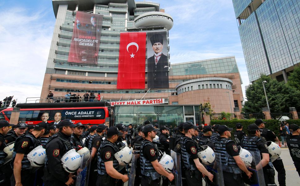 CHP Genel Merkezi’nde tahliye gerilimi: Milletvekilleri kapıları kitledi!