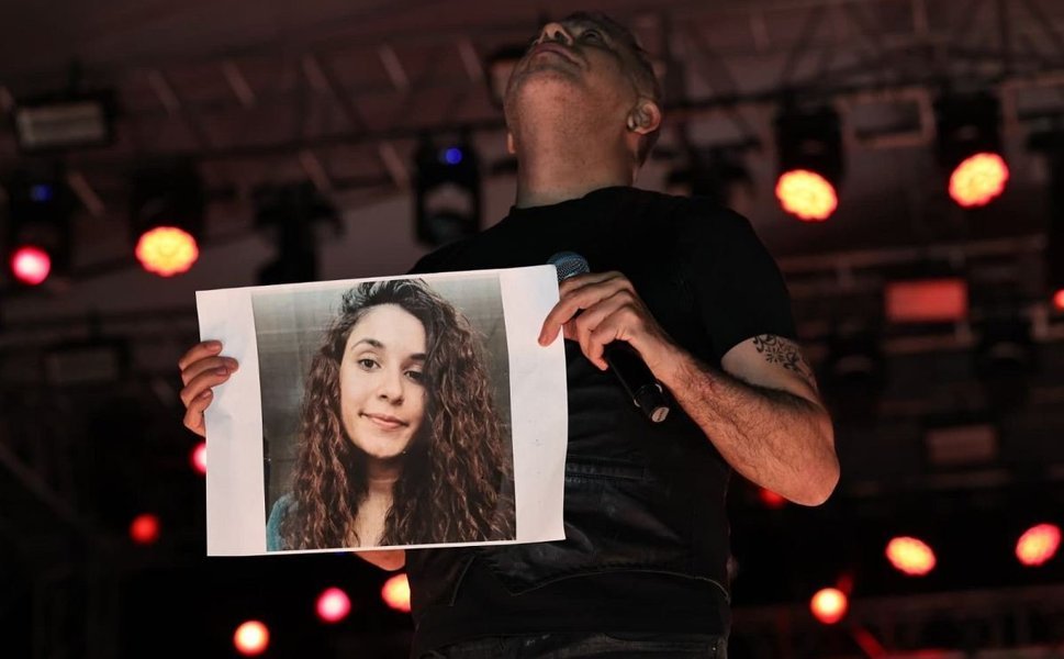 Haluk Levent, konserde Gülistan Doku’nun posterini açıp türkü seslendirdi