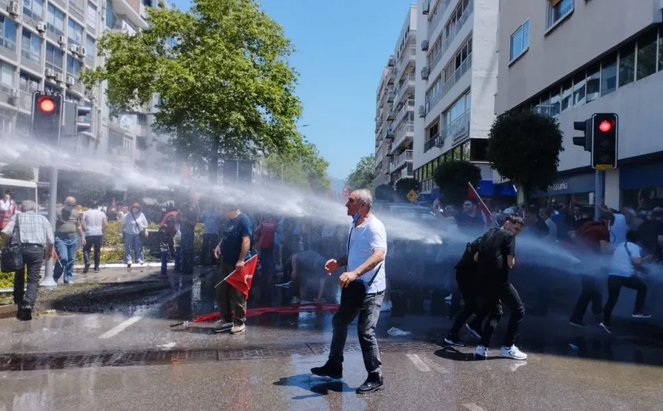 Özgür Özel’in mitingine TOMA’lı müdahale; CHP’liler Gündoğdu meydanına yürüdü!