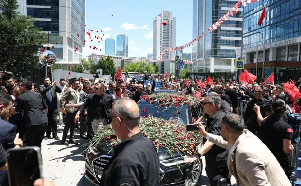 Kılıçdaroğlu 2,5 yılın ardından CHP Genel Merkezi'nde: Karanfillerle karşılandı