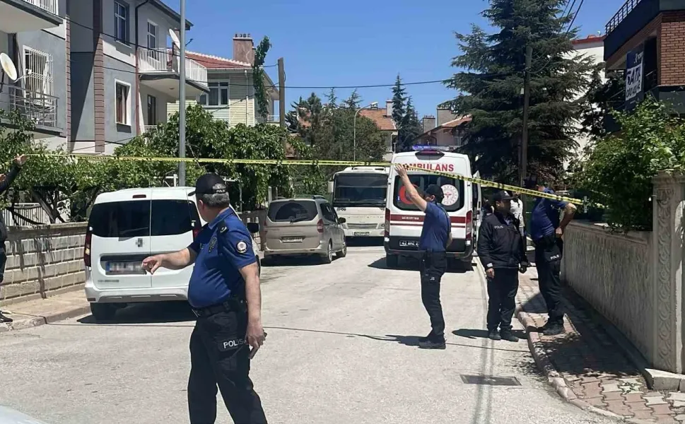 Polis, parkta elleri kanlı buldu; anne ve babasını öldürmüş!