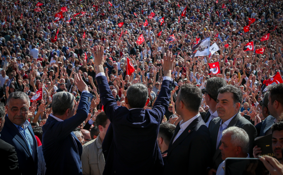 Özgür Özel dünya basınında: 'Görevden alınan CHP lideri Ankara'da binleri topladı'