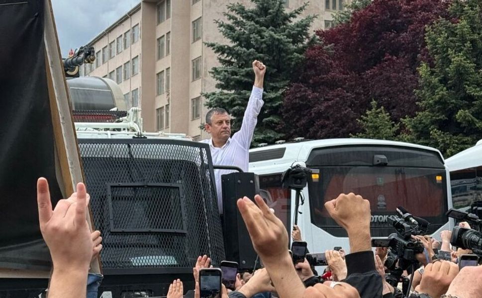 Özel'den Kılıçdaroğlu'na: 'Üzerimizdeki biber gazından gayrı arınacağımız bir şey yok!'