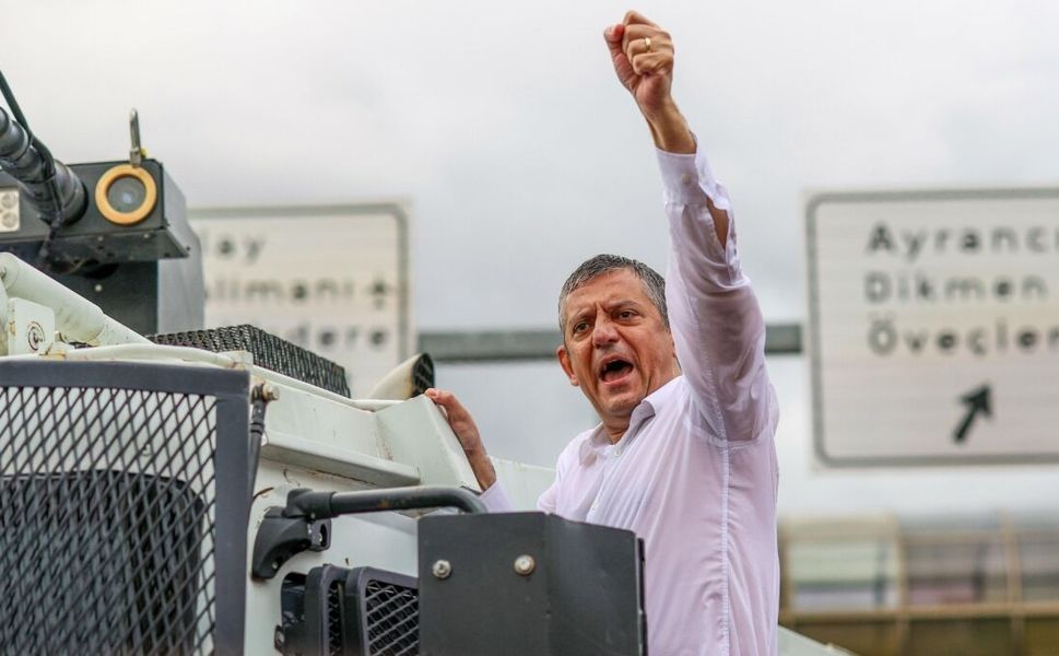 Özgür Özel’den net mesaj: ‘Partiden ayrılmayacağız!’