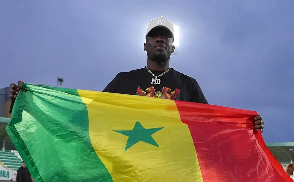 Amedsporlu Diagne balkonuna Senegal bayrağı astı, polis evine gitti!