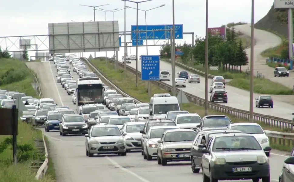 Tatilcilerin dönüşü başladı: Otoyollarda uzun araç kuyrukları oluştu