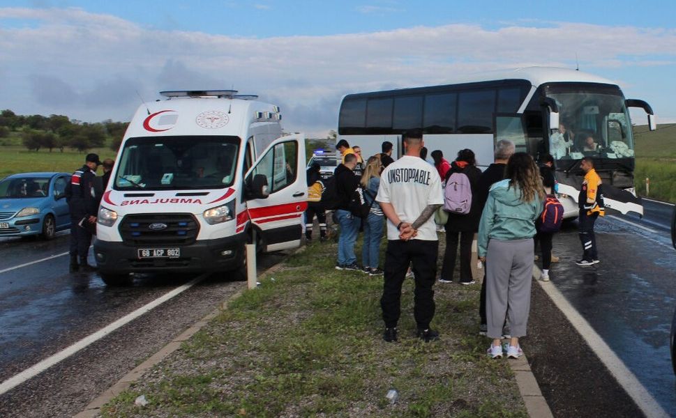 Aksaray'da tur otobüsü kaza yaptı: 16 yaralı!