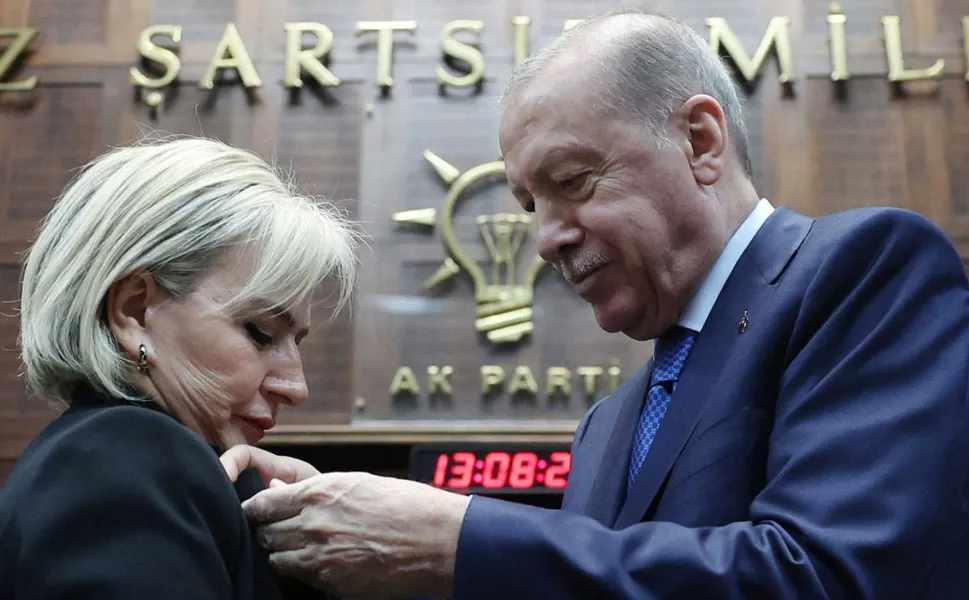 CHP’den istifa eden İstanbul Milletvekili Nimet Özdemir AK Parti’ye katıldı