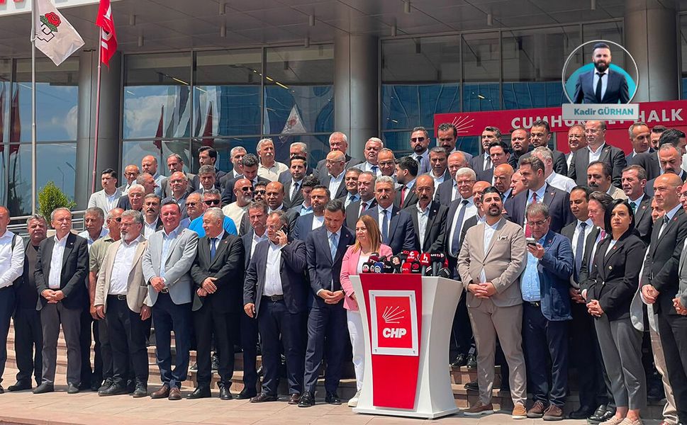 CHP Genel Merkezi önünde toplanan 74 il başkanından kurultay çağrısı