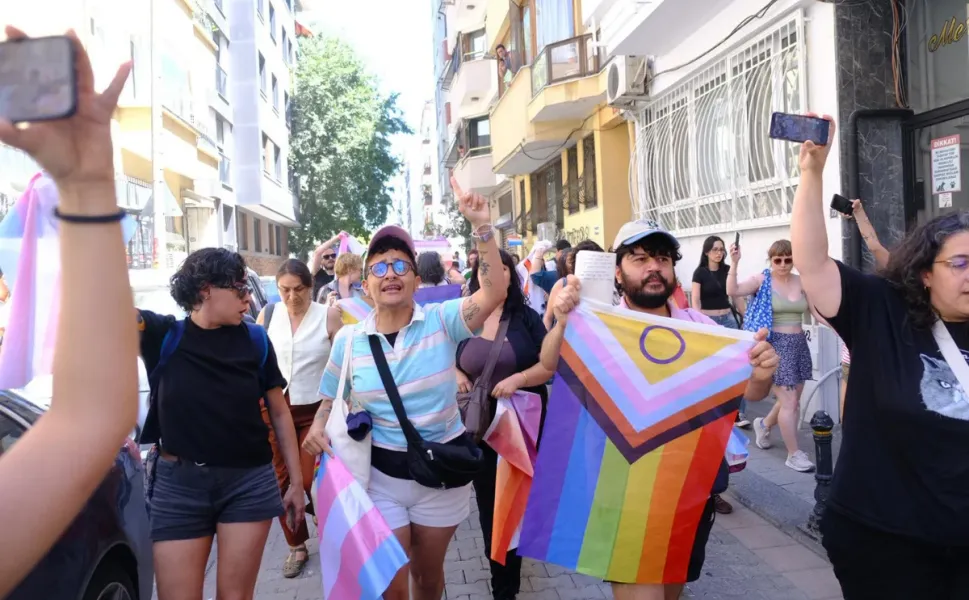 İstanbul'daki Onur Yürüyüşü'ne polis müdahalesi: 40 kişi gözaltına alındı