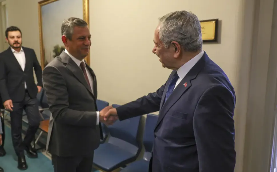 Bülent Arınç: Özgür Özel'in grup başkanı olarak konuşması hukuka uygundur