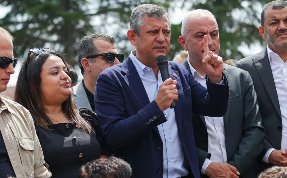 Özgür Özel Burdur'da: 'Gerekirse portakal kasasını çevirir, üstüne çıkar, milletle buluşuruz'