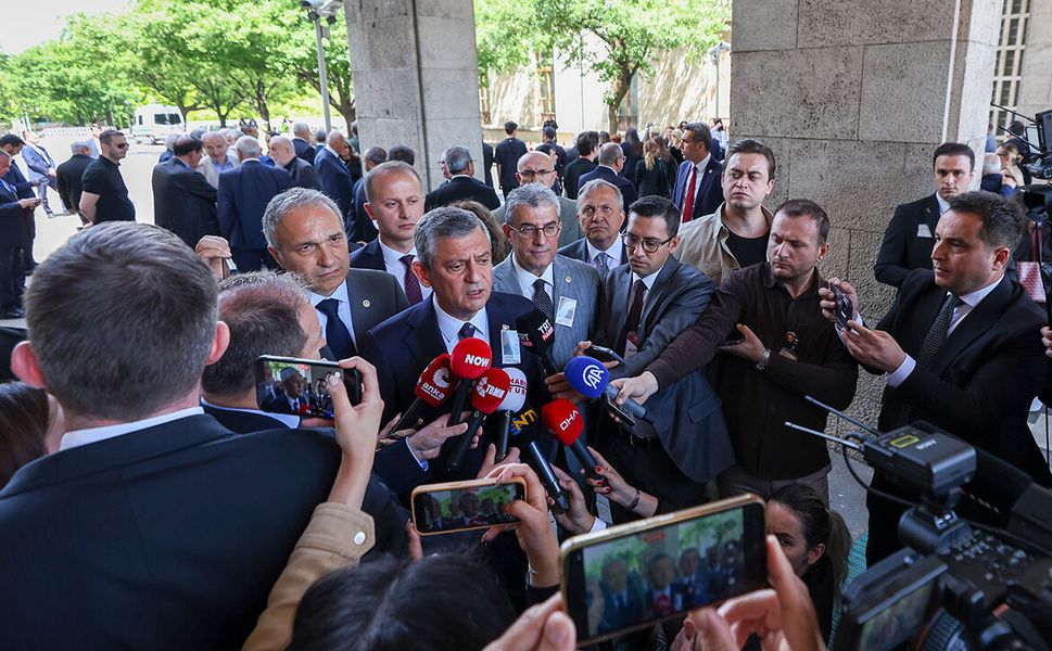 Özgür Özel duyurdu: Kurultay için ilk imzalar atıldı