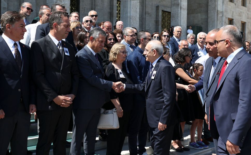 Mutlak butlan kararı sonrası ilk karşılaşma: Özgür Özel ve Kılıçdaroğlu tokalaştı