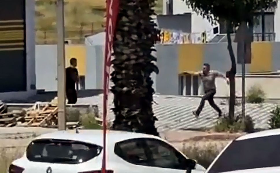 Emekli polis, para isteyen oğlunu öldürüp cesedinin başında bekledi