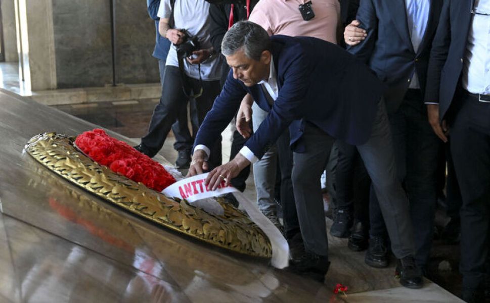 Anıtkabir’de çelenk tartışması: MSB’den Özgür Özel açıklaması