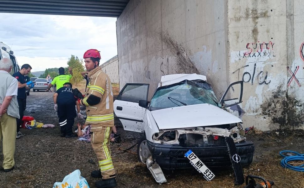 Bursa'da otomobil köprü altındaki beton duvara çarptı: 3 ölü