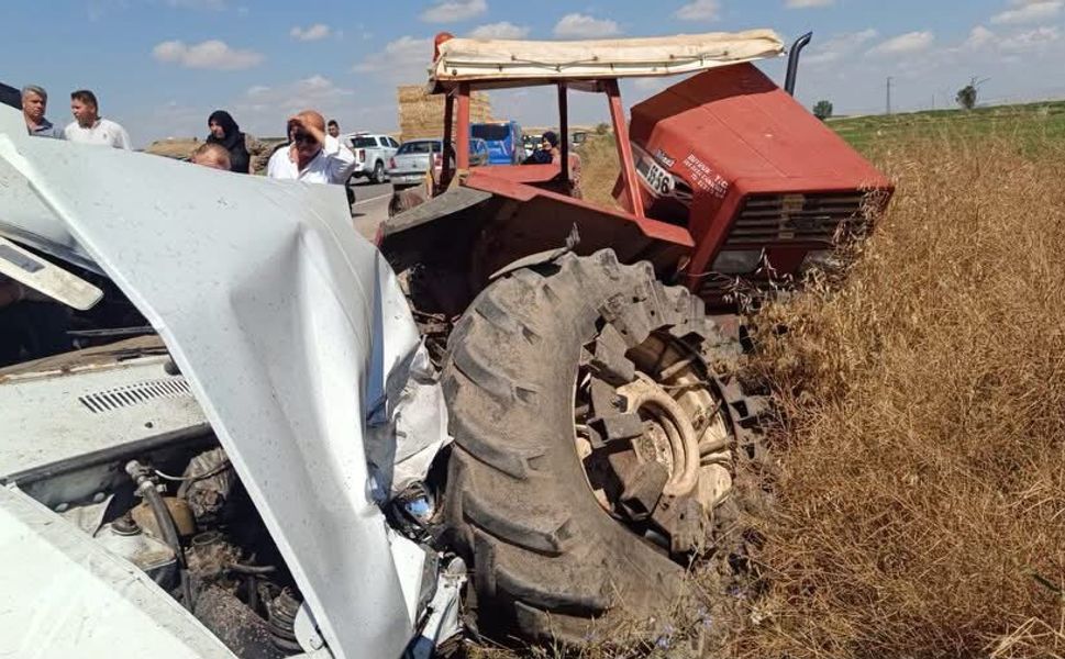 Çankırı'da otomobil park halindeki traktöre çarptı: 3 ölü, 1 yaralı