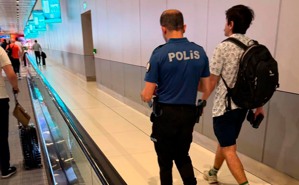 Komedyen Deniz Göktaş, havaalanında gözaltına alındı