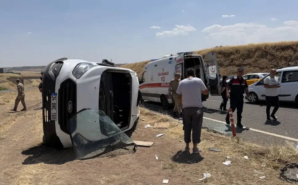 Diyarbakır’da öğrenci servisi ile otomobil çarpıştı: 19 yaralı