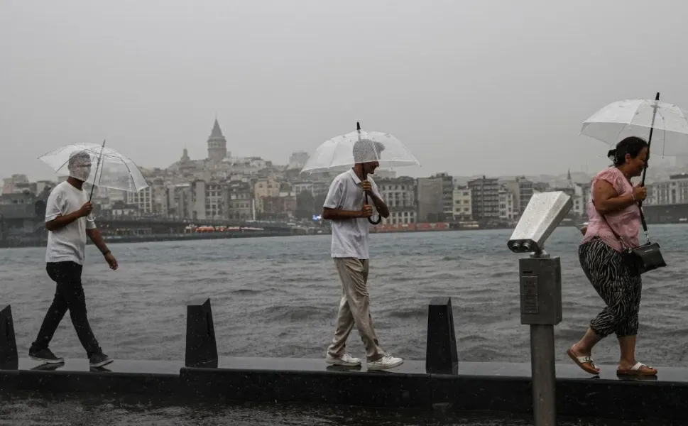 Uyarıların ardından İstanbul'da sağanak yağış: Yollar göle döndü