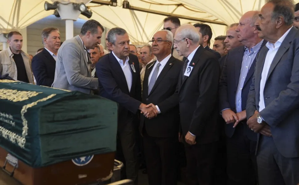 Cenaze töreninde bir araya gelen Kılıçdaroğlu ve Özel tokalaştı