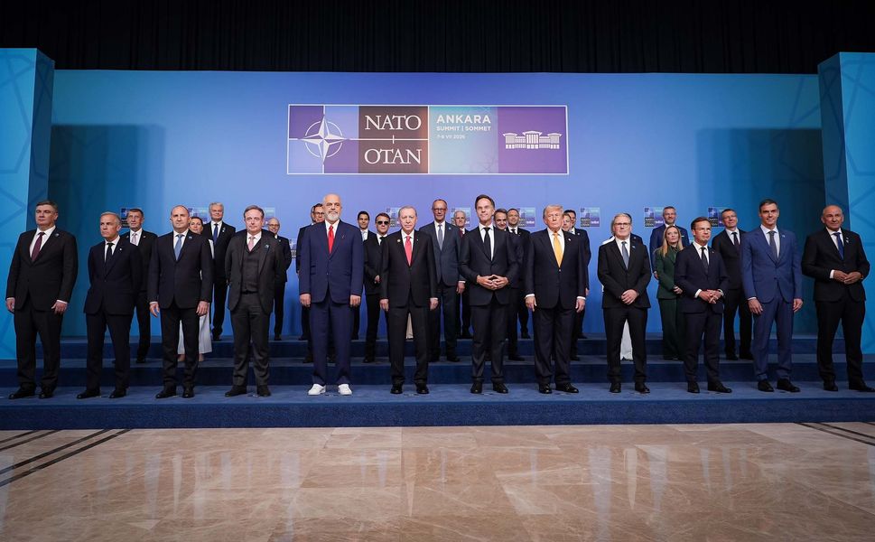 NATO Zirvesi'nde aile fotoğrafı çekildi