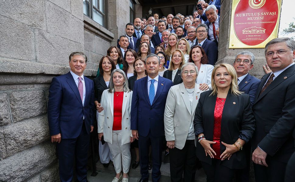 Özgür Özel, YENİ Parti'nin genel başkanı seçildi