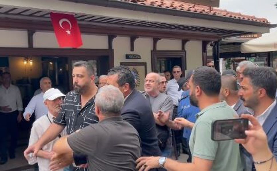 Özgür Özel'in cuma namazı sonrası cami çıkışında arbede yaşandı