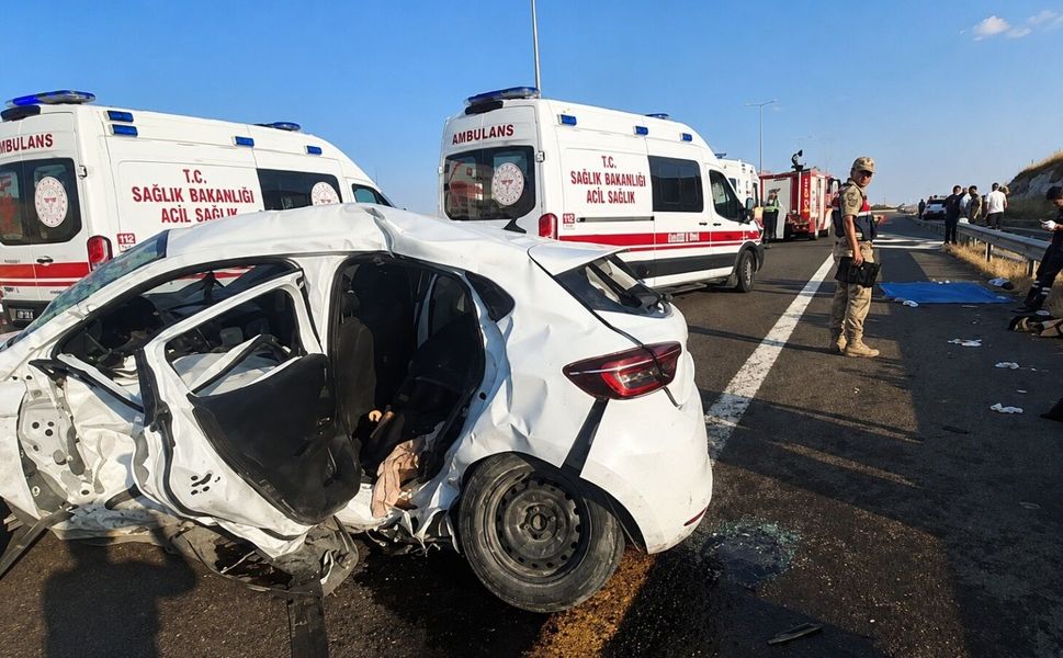 Şanlıurfa’da hafif ticari araç ile otomobil çarpıştı: 3 ölü, 8 yaralı