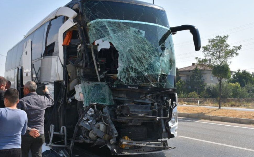 Afyonkarahisar'da yolcu otobüsü kamyonete çarptı; 1 kişi öldü, 15 kişi yaralandı!