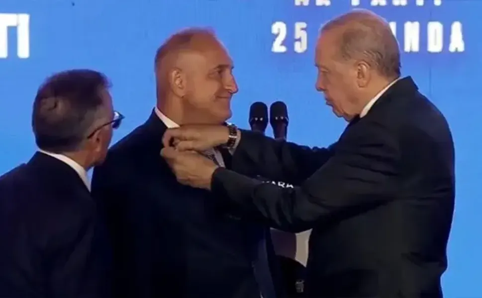 Üç milletvekili ve yedi belediye başkanı AK Parti'ye katıldı