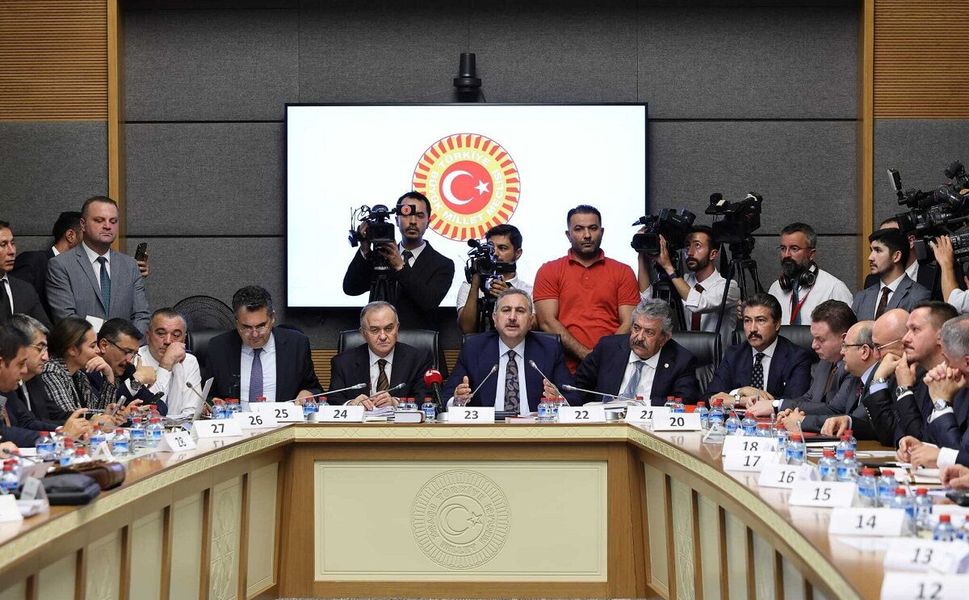 Adalet Komisyonu’ndaki ‘çerçeve yasa’ görüşmeleri sırasında sert tartışmalar yaşandı