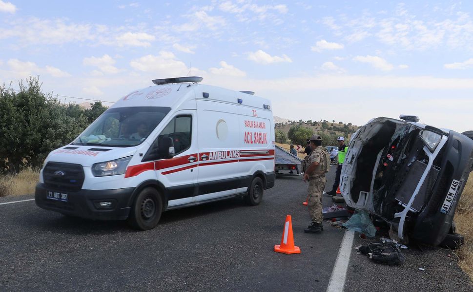 Diyarbakır’da minibüs devrildi: 5 ölü, 3'ü ağır 11 yaralı